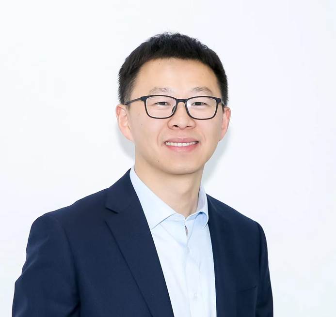 穿西裝戴眼鏡的人在微笑

描述已自動(dòng)生成